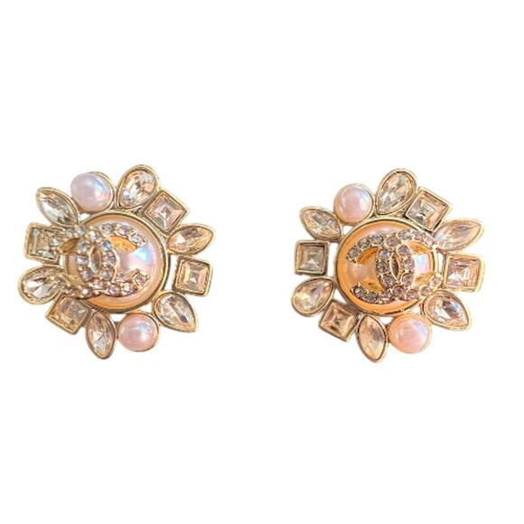 Gold CHANEL Pearl and Crystal Interlocking-C Stud Earrings 24C (CHXX029) - Picture 1 of 11